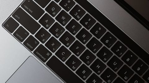 Лазерне гравіювання на клавіатурі MacBook Pro 13 M1 у Львові Лазерне гравіювання на клавіатурі MacBook Pro 13 M1 у Львові
