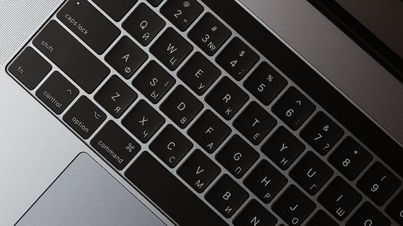 Лазерне гравіювання на клавіатурі MacBook Pro 13 M1 у Львові
