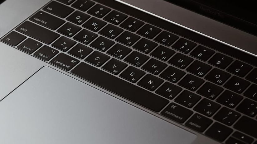 Лазерне гравіювання клавіатури MacBook Pro у Львові Лазерне гравіювання клавіатури MacBook Pro у Львові