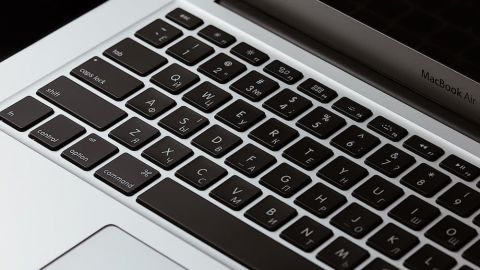 Лазерне гравіювання клавіатури MacBook у Львові Лазерне гравіювання клавіатури MacBook у Львові